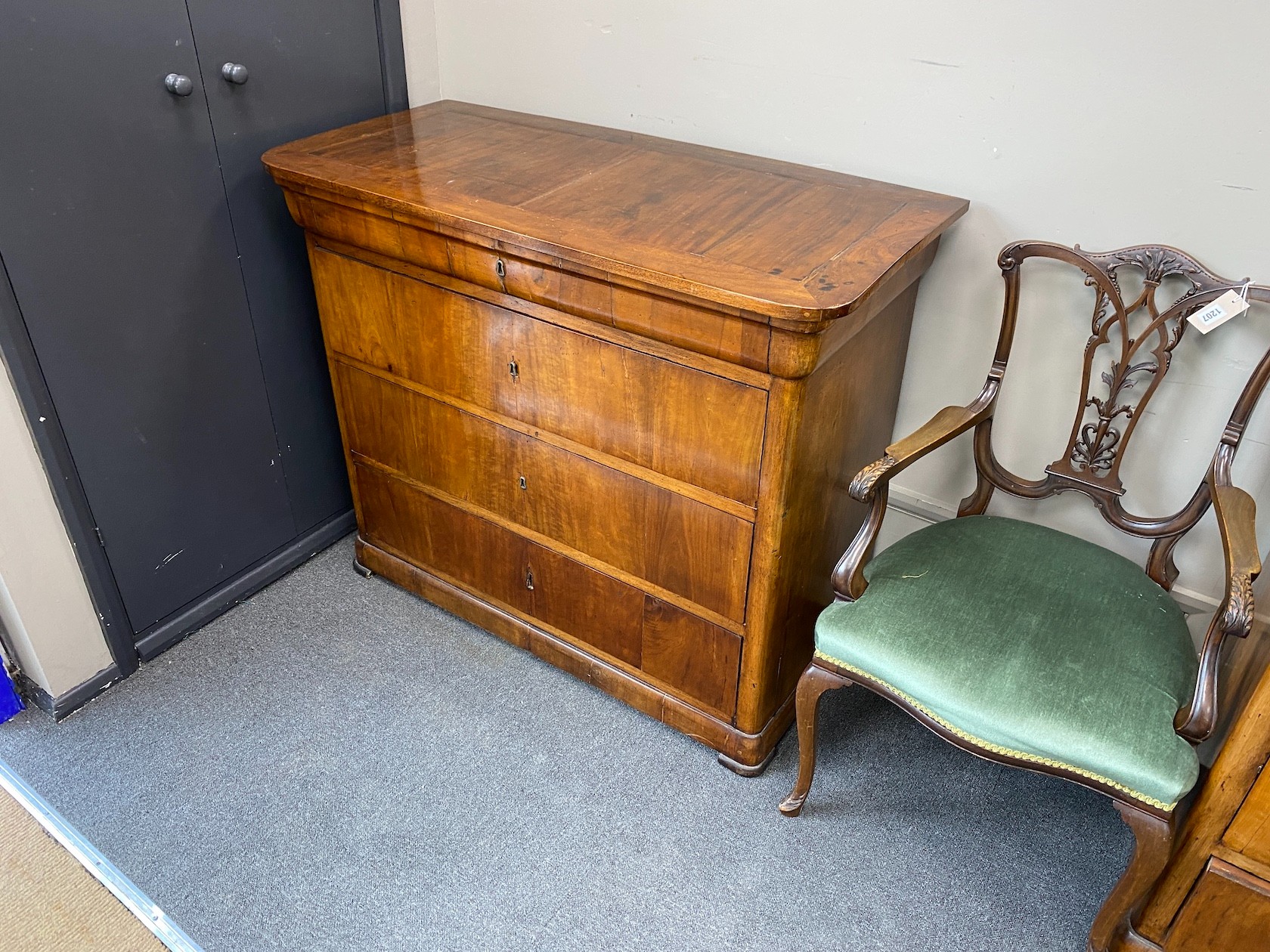 A pair of 19th century French walnut four drawer commodes, width 104cm, depth 54cm, height 96cm